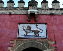 The main entrance of the castle is through the Puerta del León which means Gate of the Lion. It is decorated with tilework featuring a Lion with a cro